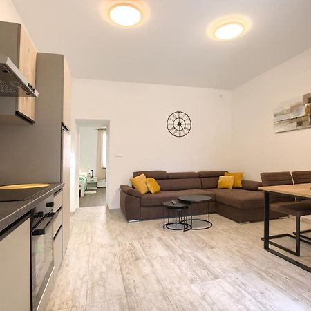 Amphitheater 3+2 Modern Apartment With Terrace, Wifi, Netflix Пула Экстерьер фото
